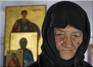Plaka analfabete që mësoi përmendsh Ungjilin!